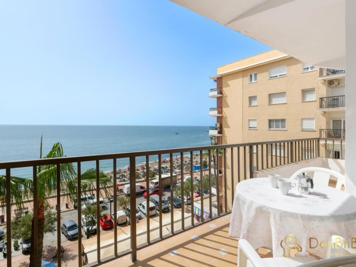 Piso Con Piscina Frente A La Playa En *