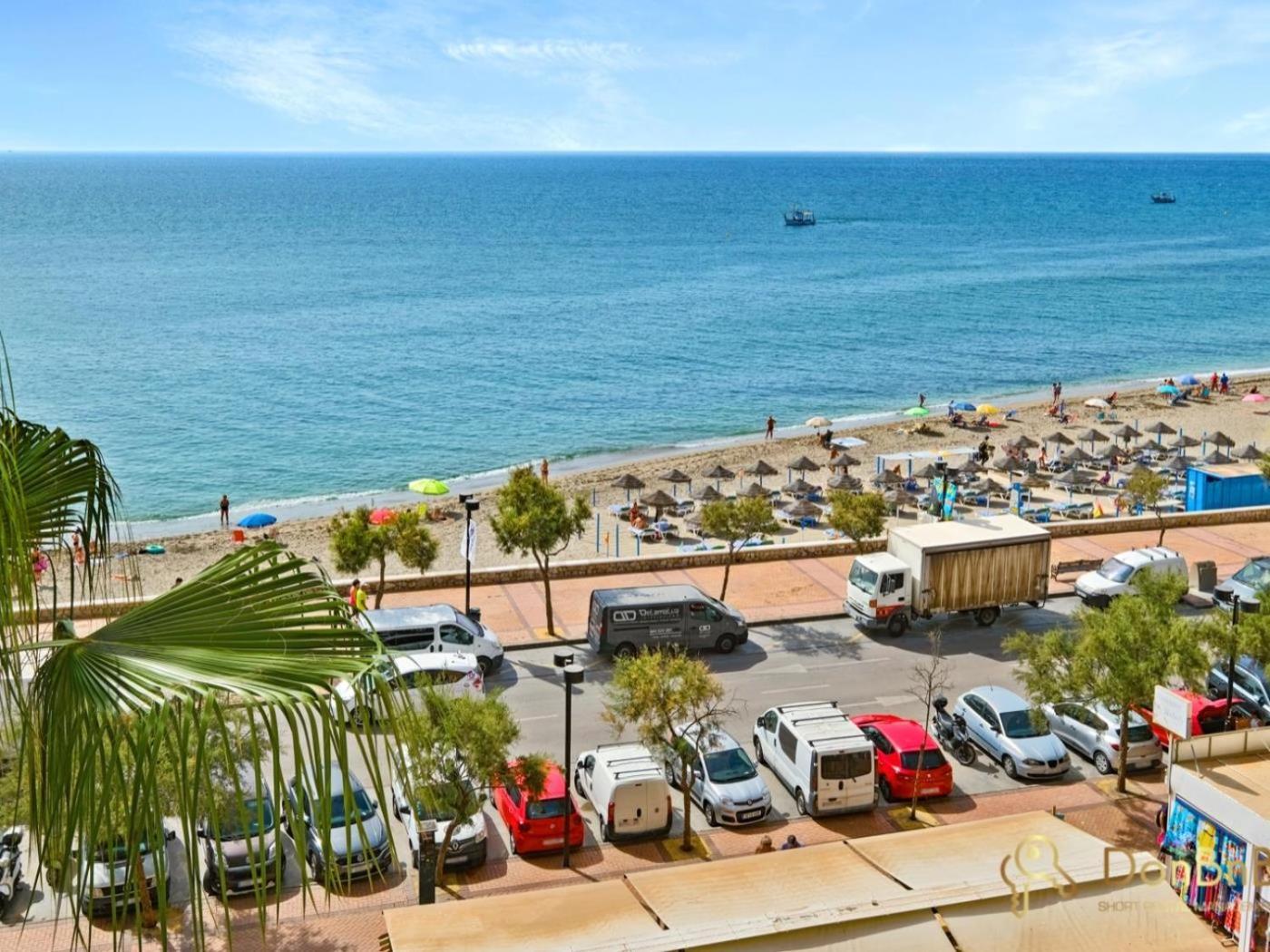 Con Piscina En La Primera Linea De Playa De * Fuengirola
