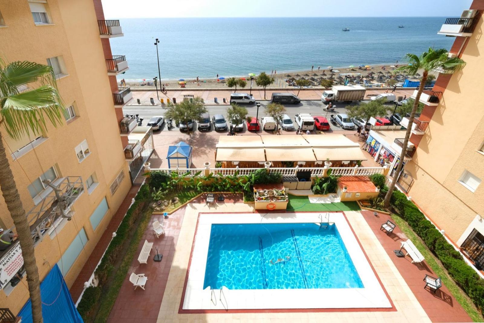 Con Piscina En La Primera Linea De Playa De Fuengirola